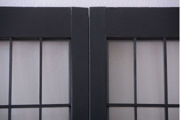 和モダンスタイル　色ガラス入り!艶消しブラックペイントのガラス格子戸4枚セット