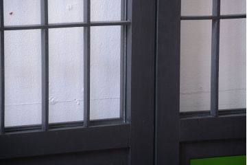 和モダンスタイル　色ガラス入り!艶消しブラックペイントのガラス格子戸4枚セット