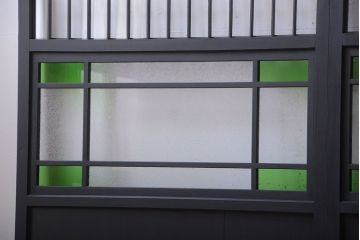 和モダンスタイル　色ガラス入り!艶消しブラックペイントのガラス格子戸4枚セット