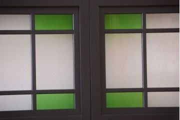 和モダンスタイル　色ガラス入り!艶消しブラックペイントのガラス格子戸4枚セット