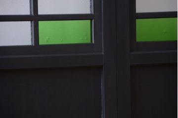 和モダンスタイル　色ガラス入り!艶消しブラックペイントのガラス格子戸4枚セット