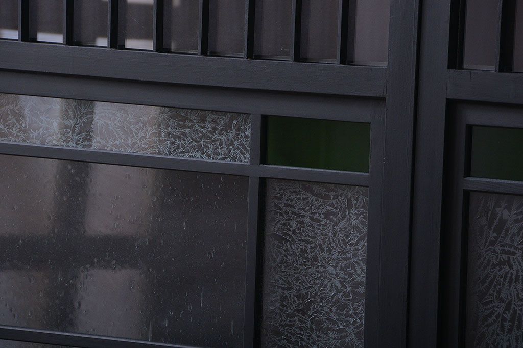 和モダンスタイル　色ガラス入り!艶消しブラックペイントのガラス格子戸4枚セット