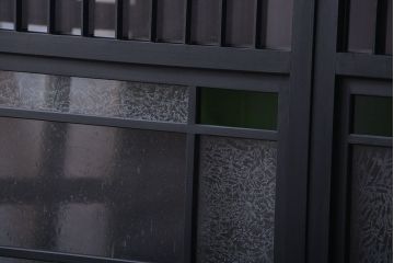 和モダンスタイル　色ガラス入り!艶消しブラックペイントのガラス格子戸4枚セット