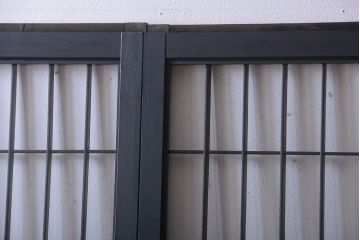 和モダンスタイル　色ガラス入り!艶消しブラックペイントのガラス格子戸4枚セット