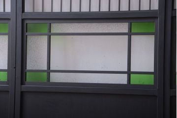 和モダンスタイル　色ガラス入り!艶消しブラックペイントのガラス格子戸4枚セット