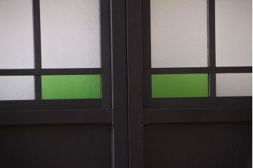 和モダンスタイル　色ガラス入り!艶消しブラックペイントのガラス格子戸4枚セット