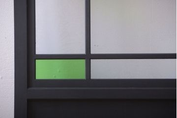 和モダンスタイル　色ガラス入り!艶消しブラックペイントのガラス格子戸