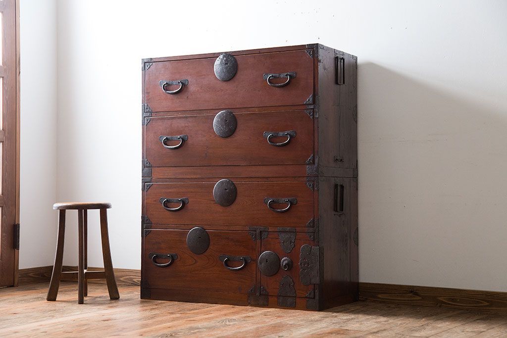 アンティーク家具　古民具・骨董　前面欅材!シンプルな丸金具の重ね箪笥(衣装箪笥)