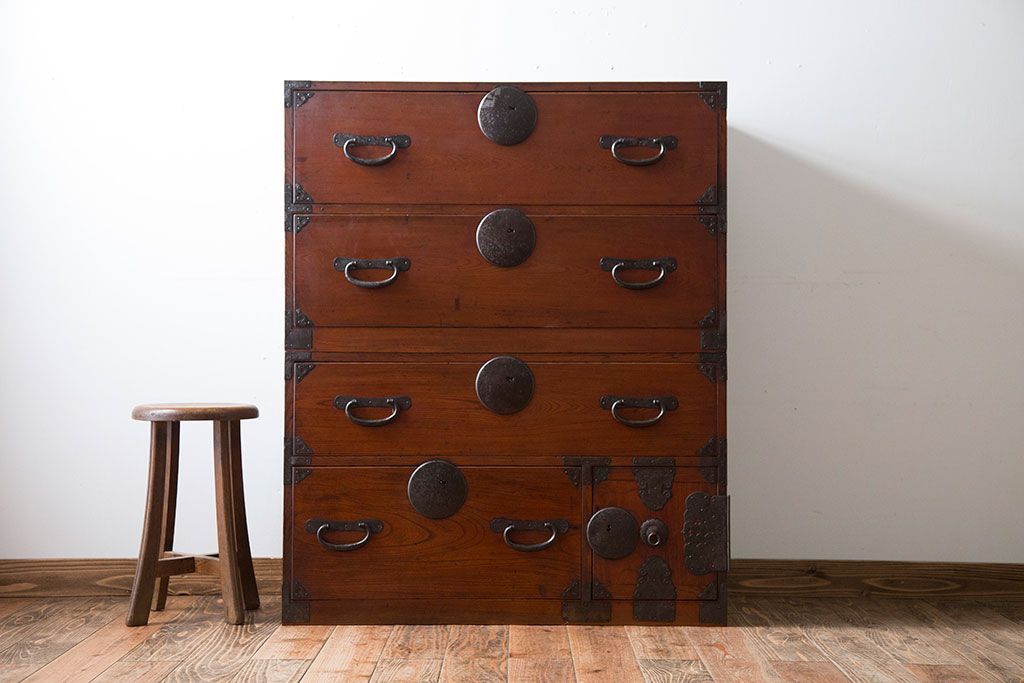 アンティーク家具　古民具・骨董　前面欅材!シンプルな丸金具の重ね箪笥(衣装箪笥)