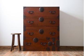 アンティーク家具　古民具・骨董　前面欅材!シンプルな丸金具の重ね箪笥(衣装箪笥)