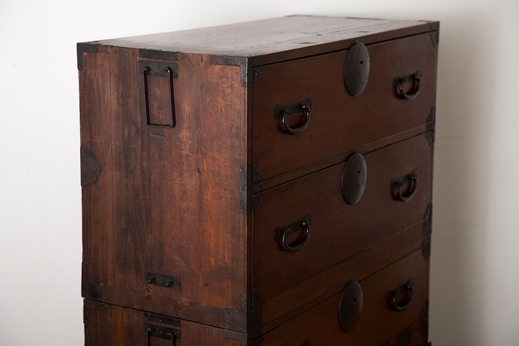 アンティーク家具　古民具・骨董　前面欅材!シンプルな丸金具の重ね箪笥(衣装箪笥)