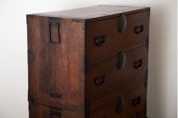 アンティーク家具　古民具・骨董　前面欅材!シンプルな丸金具の重ね箪笥(衣装箪笥)