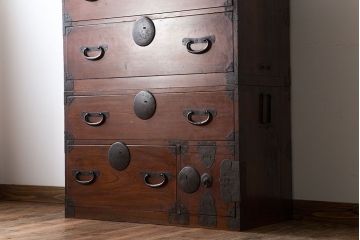 アンティーク家具　古民具・骨董　前面欅材!シンプルな丸金具の重ね箪笥(衣装箪笥)