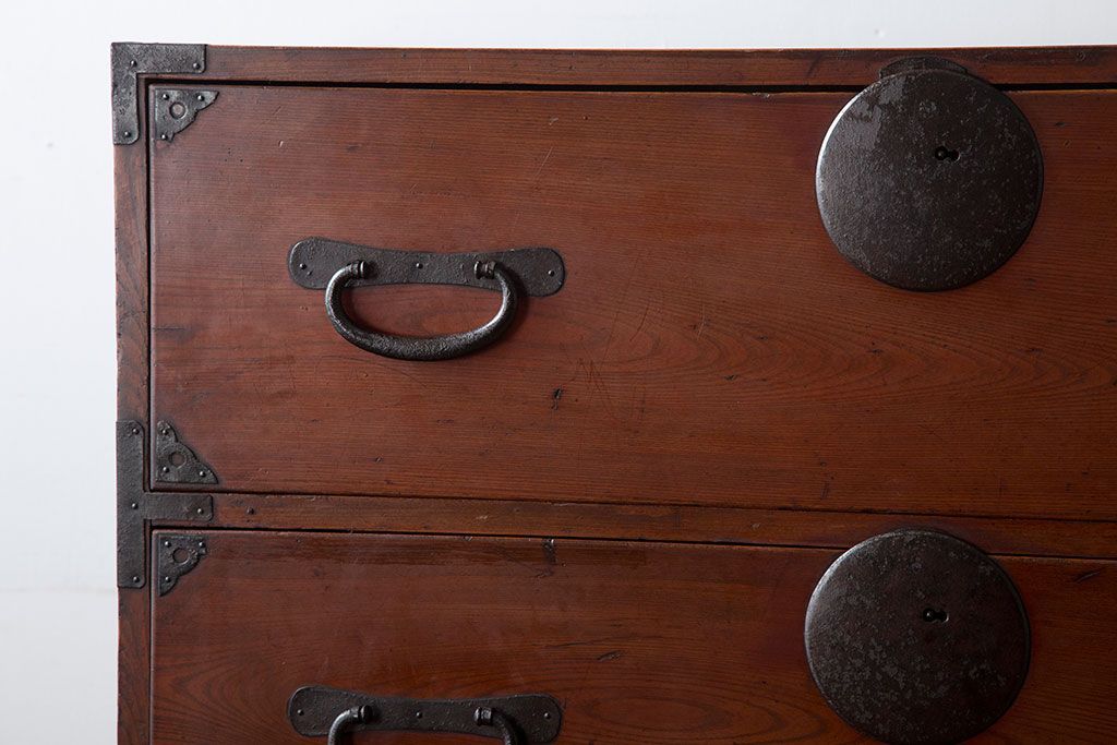 アンティーク家具　古民具・骨董　前面欅材!シンプルな丸金具の重ね箪笥(衣装箪笥)