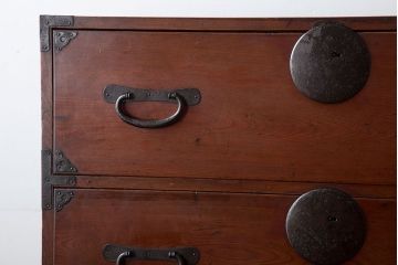 アンティーク家具　古民具・骨董　前面欅材!シンプルな丸金具の重ね箪笥(衣装箪笥)