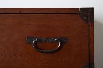 アンティーク家具　古民具・骨董　前面欅材!シンプルな丸金具の重ね箪笥(衣装箪笥)