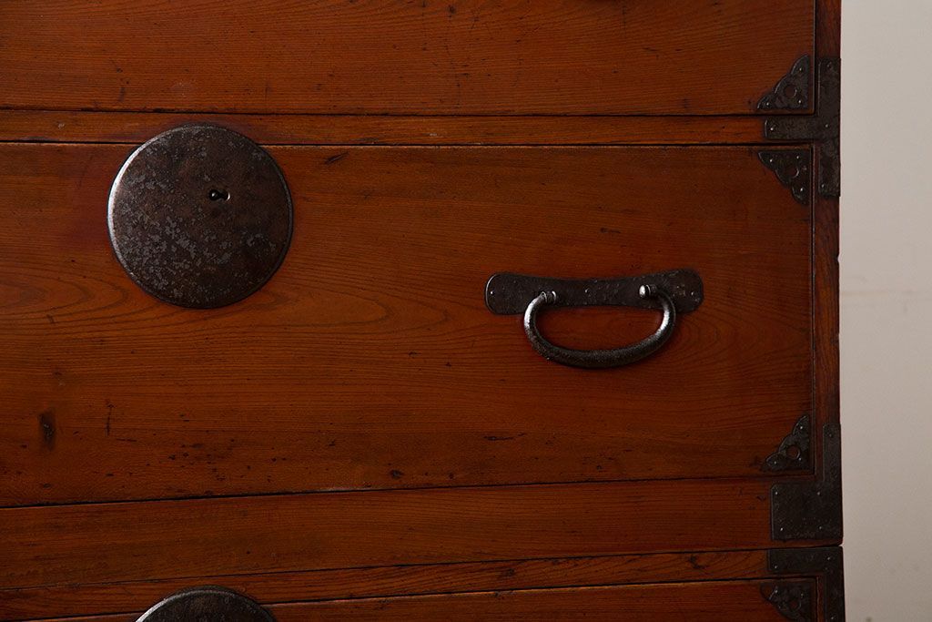 アンティーク家具　古民具・骨董　前面欅材!シンプルな丸金具の重ね箪笥(衣装箪笥)