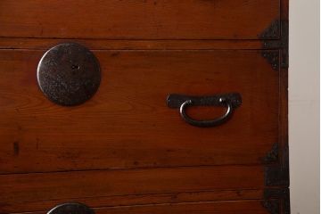 アンティーク家具　古民具・骨董　前面欅材!シンプルな丸金具の重ね箪笥(衣装箪笥)