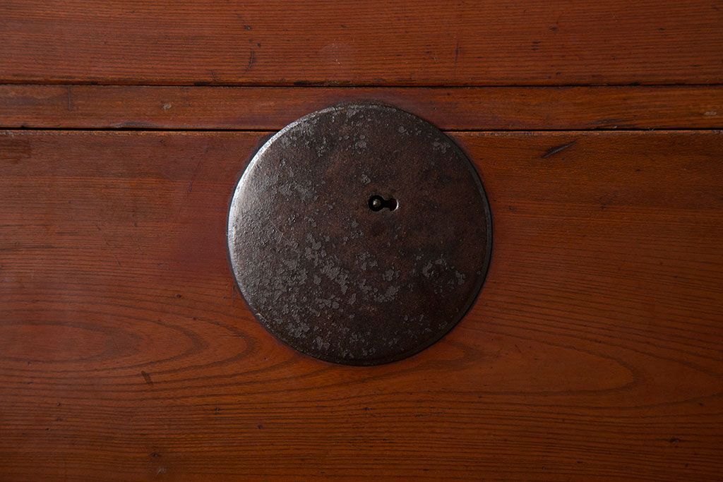 アンティーク家具　古民具・骨董　前面欅材!シンプルな丸金具の重ね箪笥(衣装箪笥)