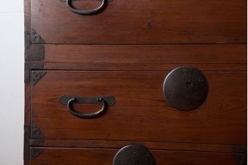 アンティーク家具　古民具・骨董　前面欅材!シンプルな丸金具の重ね箪笥(衣装箪笥)