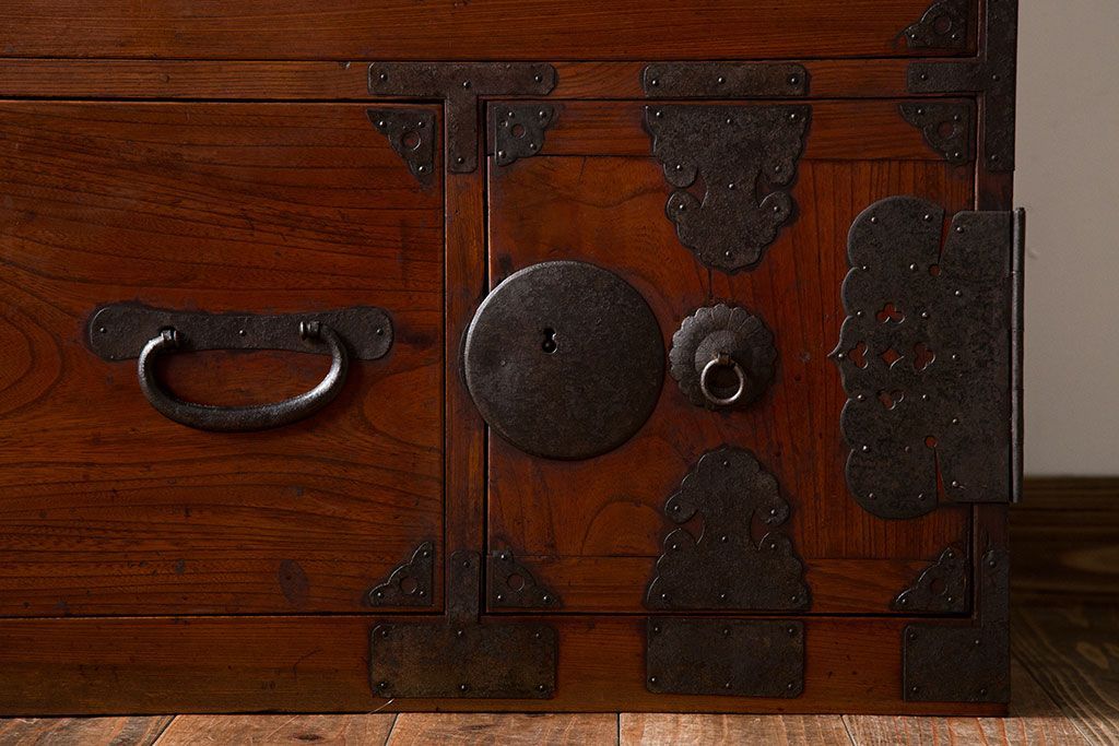 アンティーク家具　古民具・骨董　前面欅材!シンプルな丸金具の重ね箪笥(衣装箪笥)