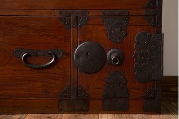 アンティーク家具　古民具・骨董　前面欅材!シンプルな丸金具の重ね箪笥(衣装箪笥)