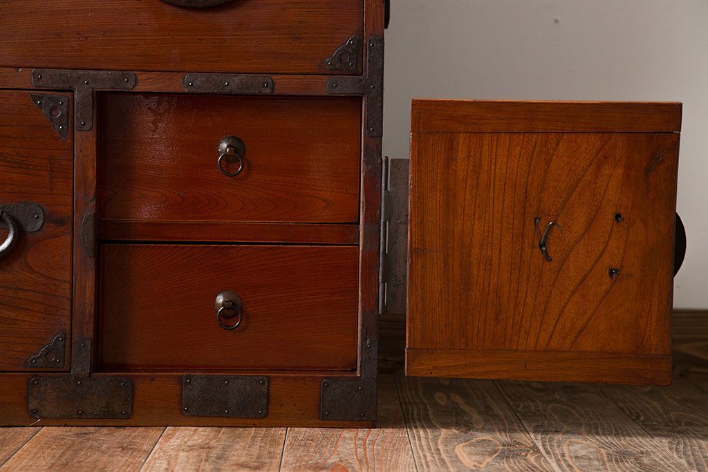 アンティーク家具　古民具・骨董　前面欅材!シンプルな丸金具の重ね箪笥(衣装箪笥)