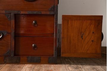 アンティーク家具　古民具・骨董　前面欅材!シンプルな丸金具の重ね箪笥(衣装箪笥)