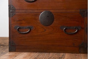 アンティーク家具　古民具・骨董　前面欅材!シンプルな丸金具の重ね箪笥(衣装箪笥)