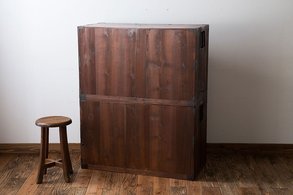 アンティーク家具　古民具・骨董　前面欅材!シンプルな丸金具の重ね箪笥(衣装箪笥)