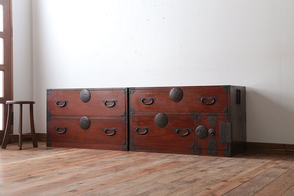 アンティーク家具　古民具・骨董　前面欅材!シンプルな丸金具の重ね箪笥(衣装箪笥)