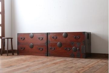 アンティーク家具　古民具・骨董　前面欅材!シンプルな丸金具の重ね箪笥(衣装箪笥)