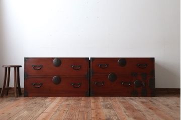 アンティーク家具　古民具・骨董　前面欅材!シンプルな丸金具の重ね箪笥(衣装箪笥)