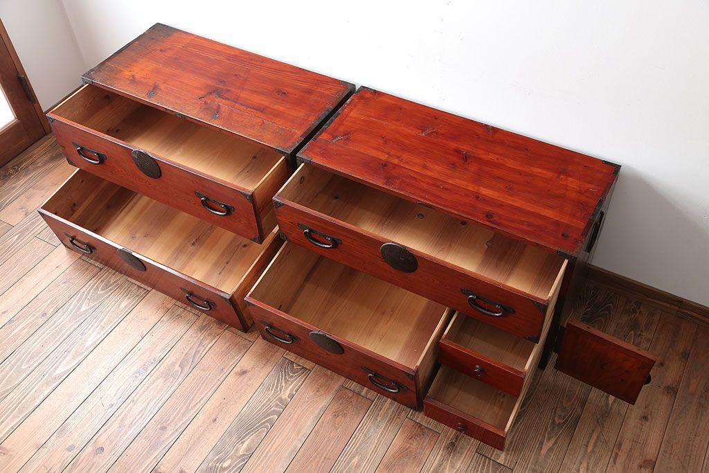 アンティーク家具　古民具・骨董　前面欅材!シンプルな丸金具の重ね箪笥(衣装箪笥)