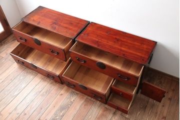 アンティーク家具　古民具・骨董　前面欅材!シンプルな丸金具の重ね箪笥(衣装箪笥)