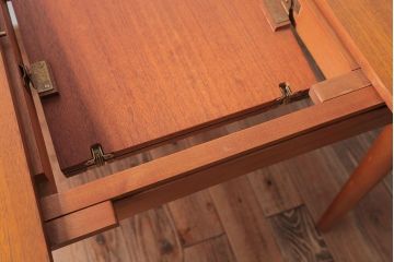 ヴィンテージ家具　北欧ビンテージ　チーク材のエクステンションテーブル(ダイニングテーブル)