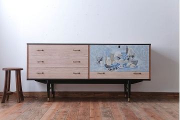ヴィンテージ家具　イギリスビンテージ　ミッドセンチュリースタイル　おしゃれなリビングボード