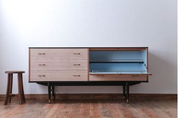 ヴィンテージ家具　イギリスビンテージ　ミッドセンチュリースタイル　おしゃれなリビングボード
