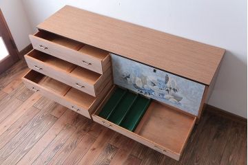 ヴィンテージ家具　イギリスビンテージ　ミッドセンチュリースタイル　おしゃれなリビングボード