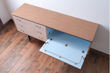 ヴィンテージ家具　イギリスビンテージ　ミッドセンチュリースタイル　おしゃれなリビングボード