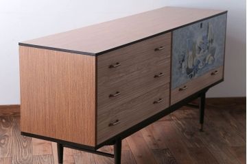 ヴィンテージ家具　イギリスビンテージ　ミッドセンチュリースタイル　おしゃれなリビングボード