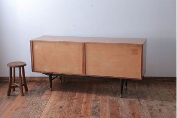 ヴィンテージ家具　イギリスビンテージ　ミッドセンチュリースタイル　おしゃれなリビングボード