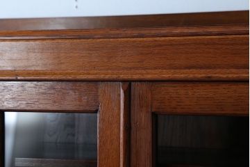 アンティーク家具　イギリスアンティーク　古いオーク材の小ぶりなキャビネット(本箱)