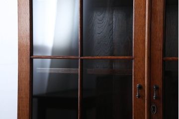 アンティーク家具　イギリスアンティーク　古いオーク材の小ぶりなキャビネット(本箱)