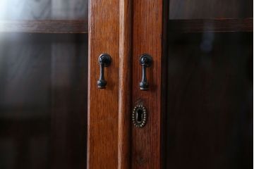 アンティーク家具　イギリスアンティーク　古いオーク材の小ぶりなキャビネット(本箱)