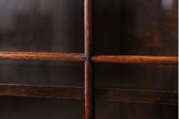 アンティーク家具　イギリスアンティーク　古いオーク材の小ぶりなキャビネット(本箱)