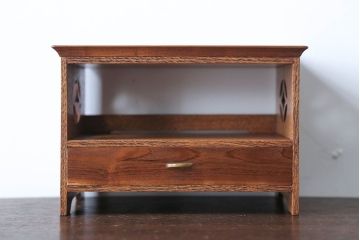 アンティーク雑貨　和製アンティーク　透かし彫りが上品な高級花台(小引き出し・飾り棚)