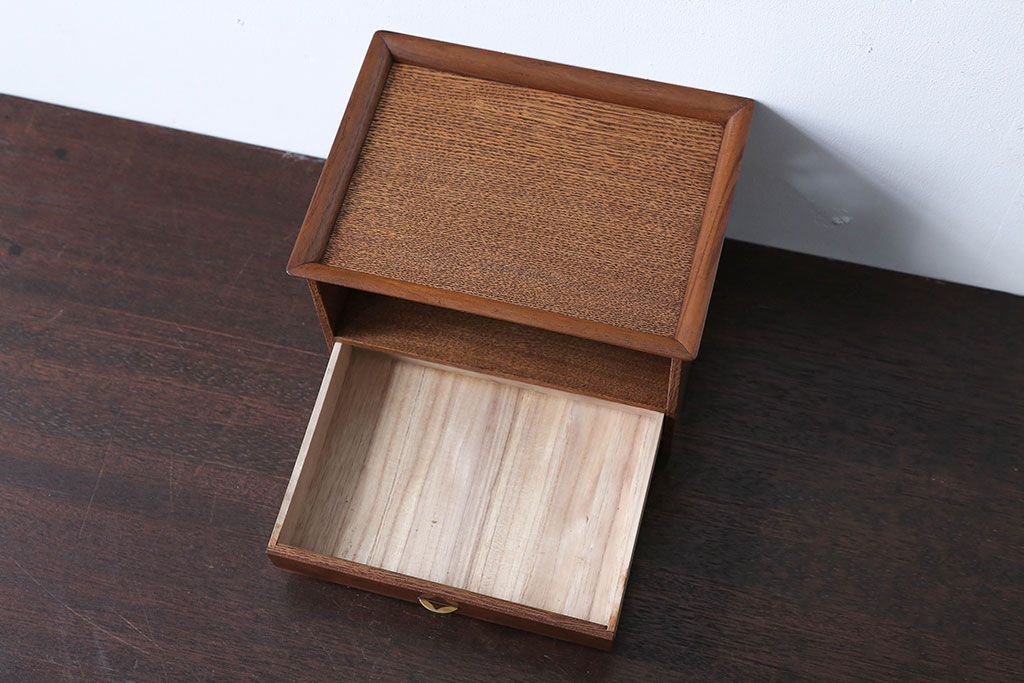 アンティーク雑貨　和製アンティーク　透かし彫りが上品な高級花台(小引き出し・飾り棚)