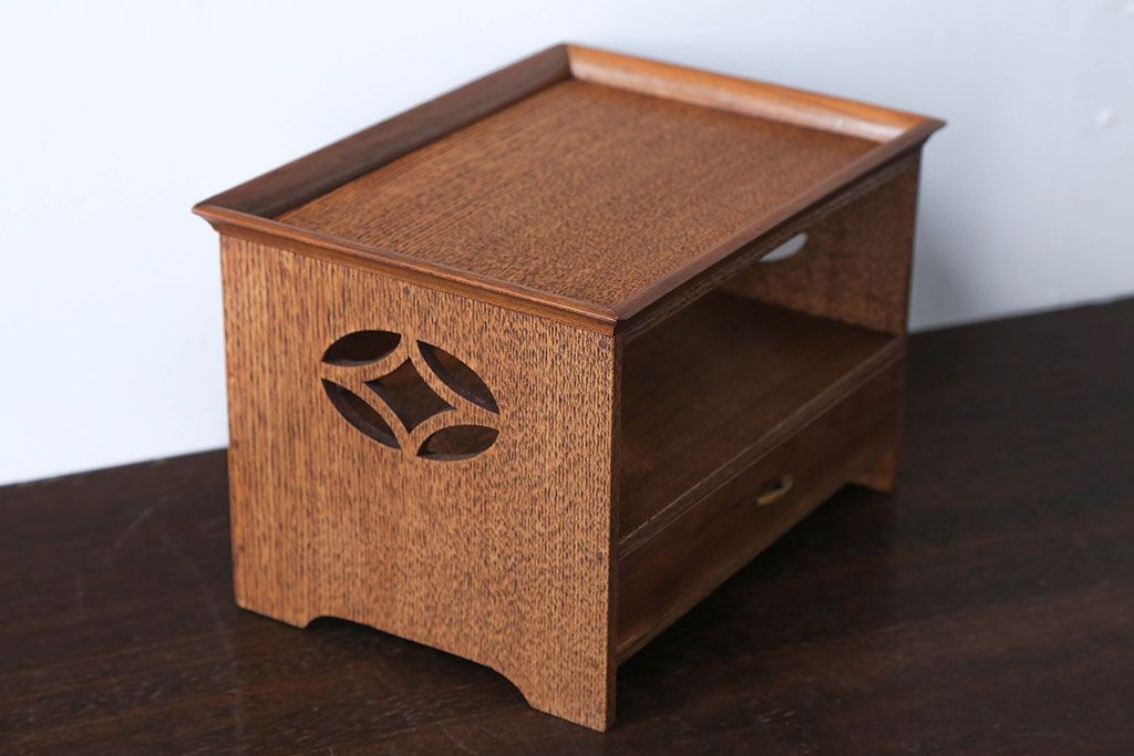 アンティーク雑貨　和製アンティーク　透かし彫りが上品な高級花台(小引き出し・飾り棚)