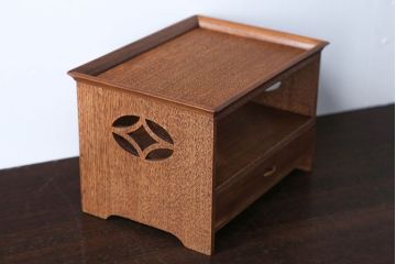 アンティーク雑貨　和製アンティーク　透かし彫りが上品な高級花台(小引き出し・飾り棚)